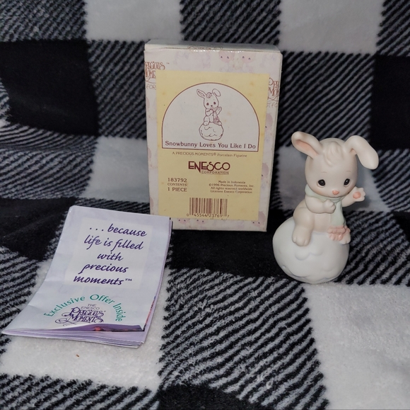 Vintage Precious Moments 1996 "Snowbunny Loves You Like I Do" in original box - Picture 1 of 10